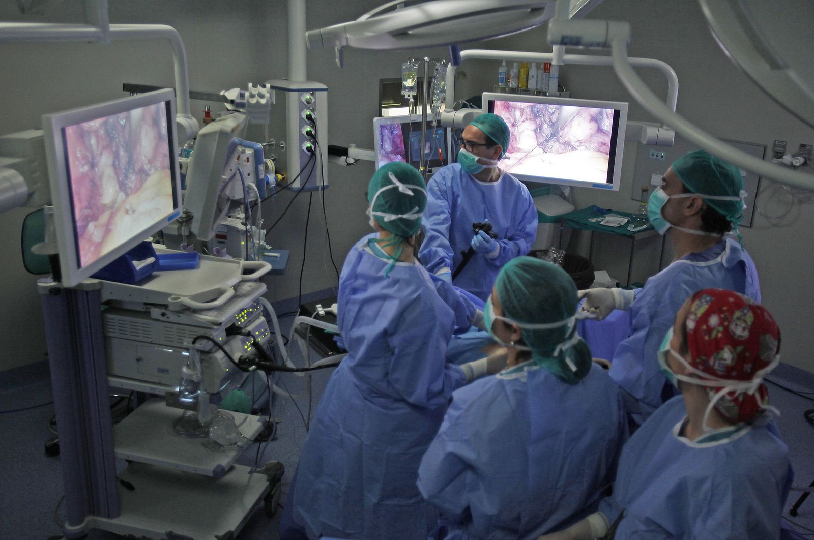 Cirujanos en un quirófano en el Hospital General Virgen del Rocío.