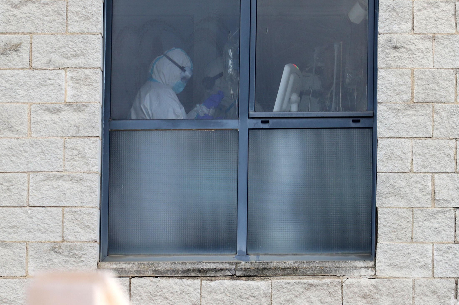 Atención a pacientes covid en el hospital Juan Ramón Jiménez de la capital onubense.