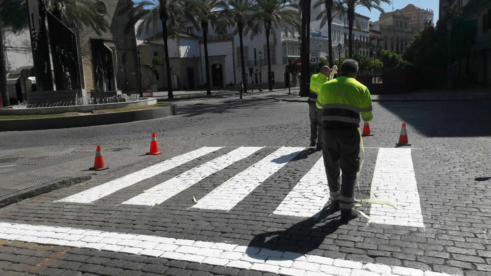 Operarios de Setex Aparki pintando pasos de cebra en la mañana de este lunes. Operarios de Setex Aparki pintando pasos de cebra en la mañana de este lunes.