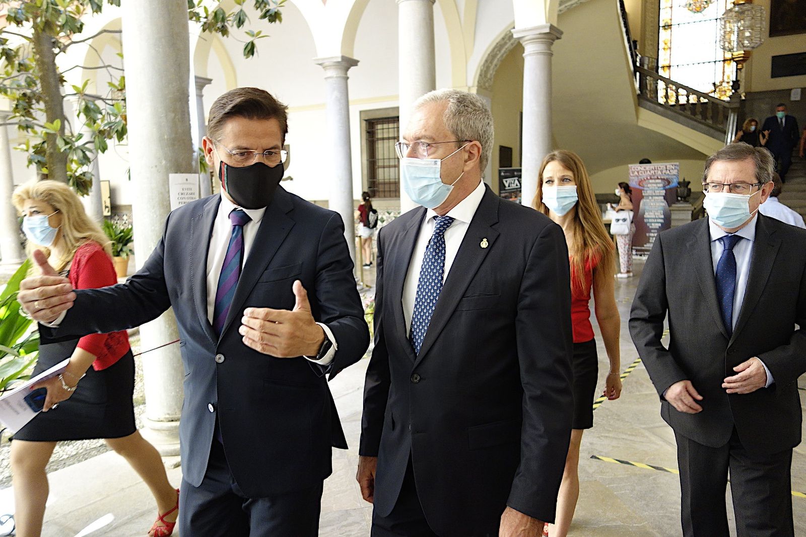 Luis Salvador charla con Rogelio Velasco en el patio del Ayuntamiento de Granada