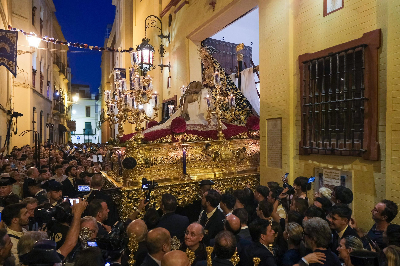Procesión de regreso de la Piedad del Baratillo Coronada