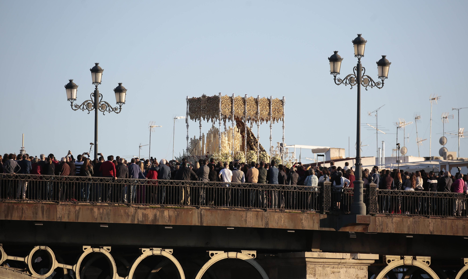 El traslado de la Esperanza de Triana, en imágenes