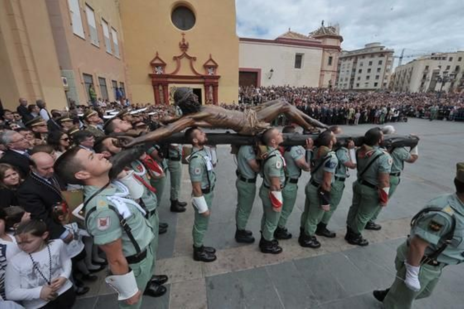 Las imágenes del trasladado del Cristo de la Buena Muerte

Foto: Mingote
