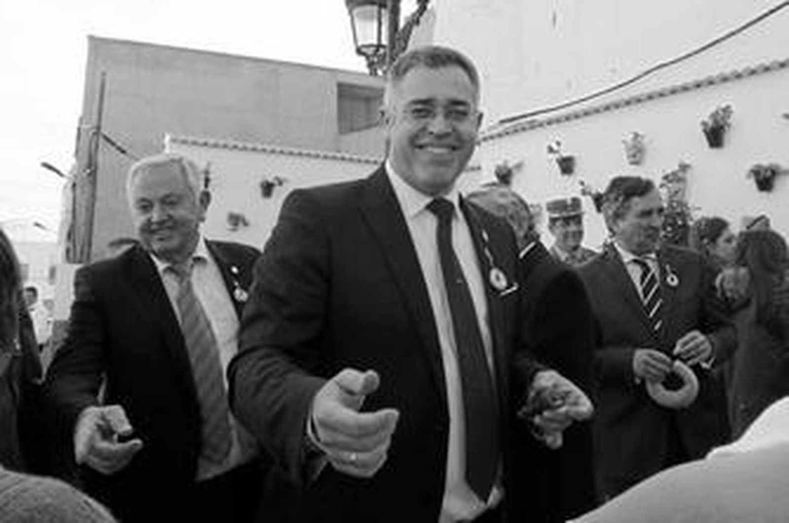 Antonio Martínez Pascual, alcalde de Olula del Río, ayer en un tramo de la procesión junto a su primer teniente de alcalde, José Sánchez Urán.