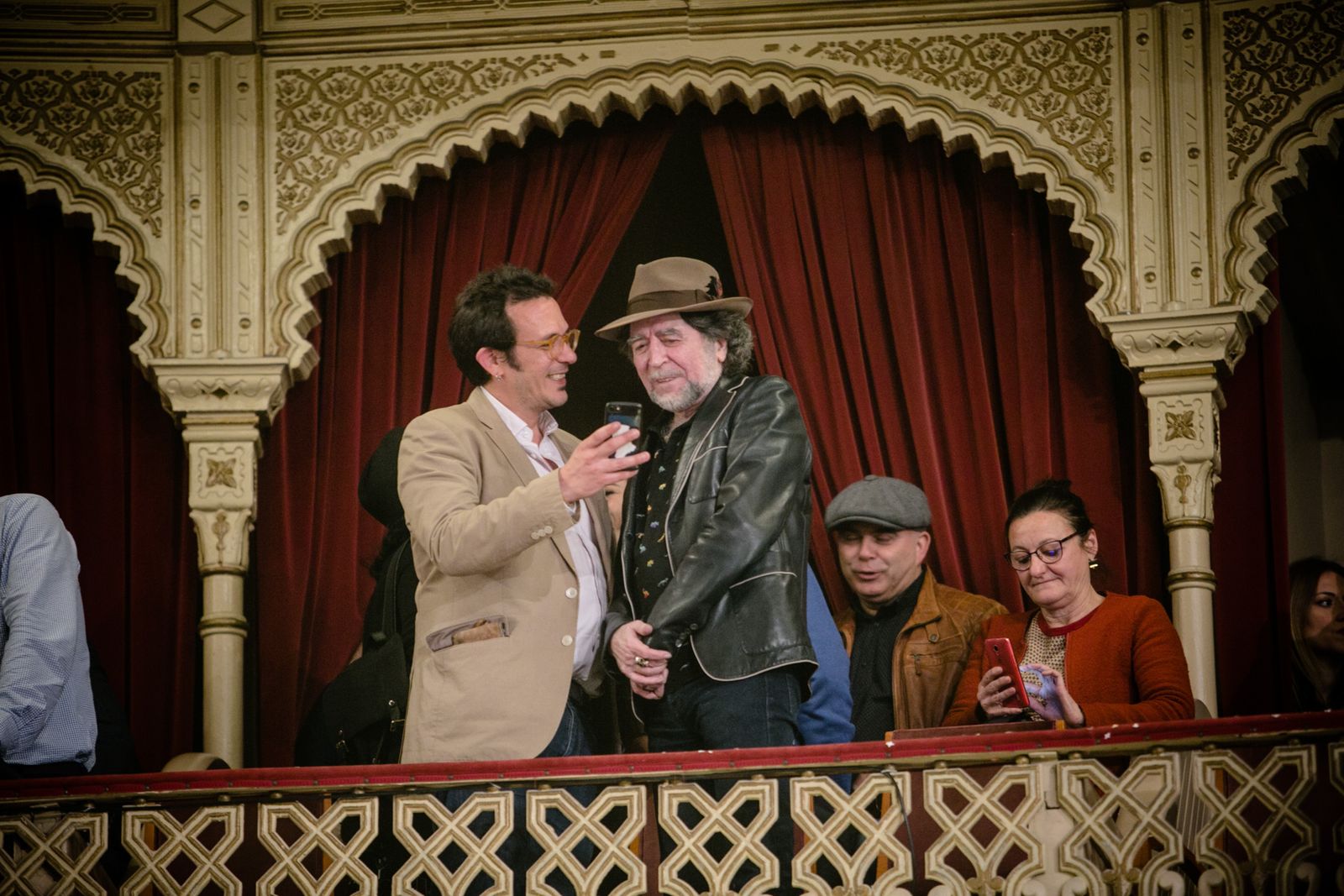 El pregonero Joaquín Sabina, con el alcalde en el Gran Teatro Falla