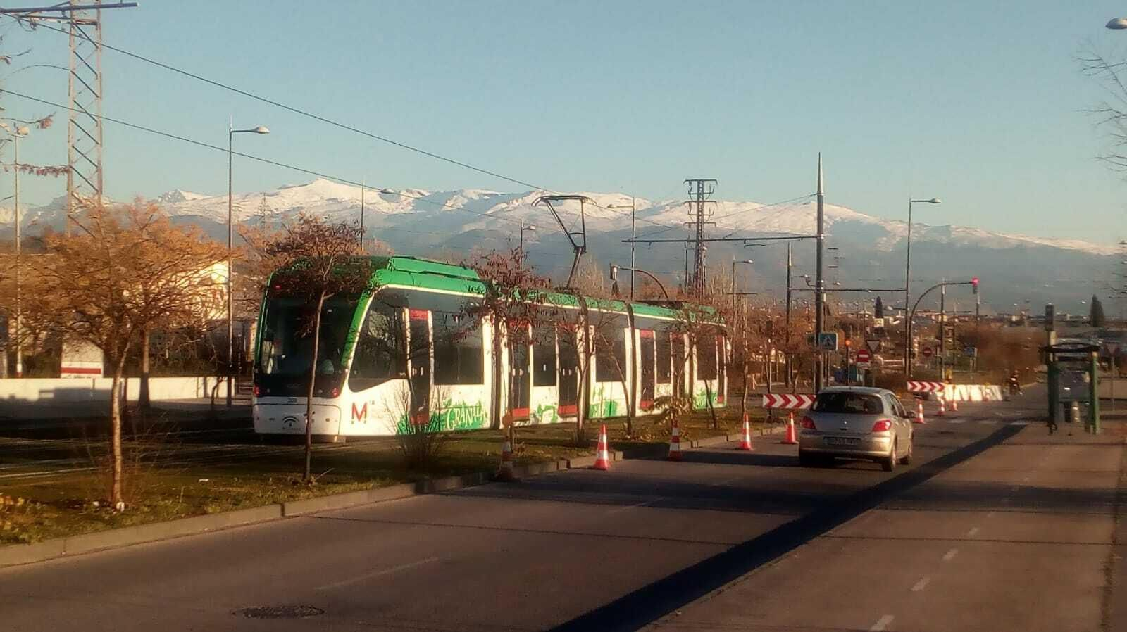 Un tren del Metro realiza una pasada por la zona afectada ayer Un tren del Metro realiza una pasada por la zona afectada ayer