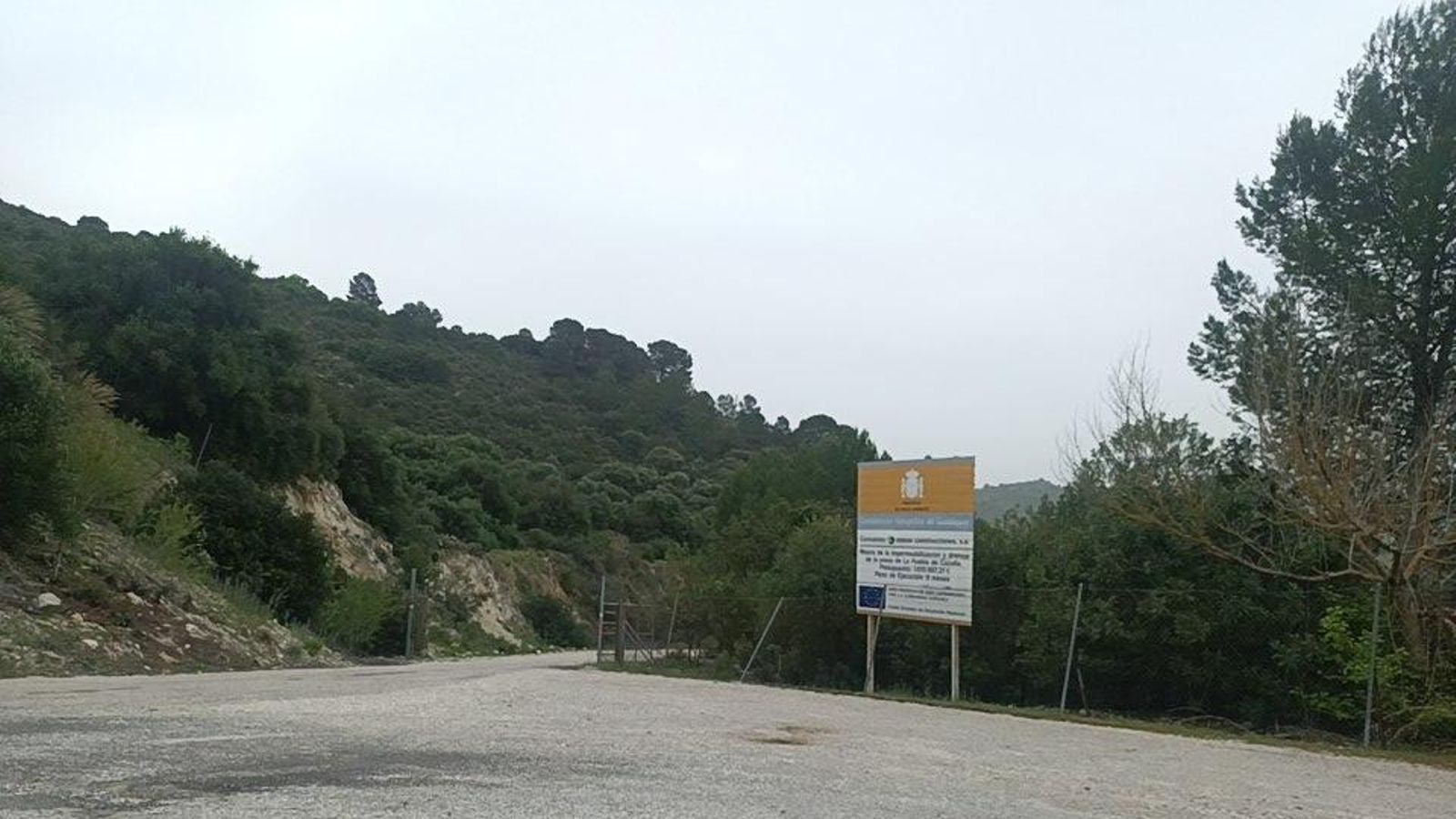 Carretera que baja hasta el muro del Embalse de La Puebla de Cazalla.