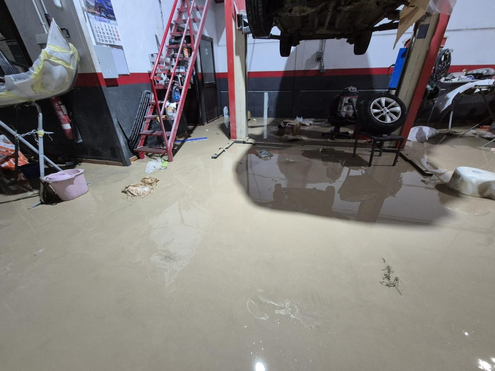 Así afectan las lluvias al polígono industrial de Espera