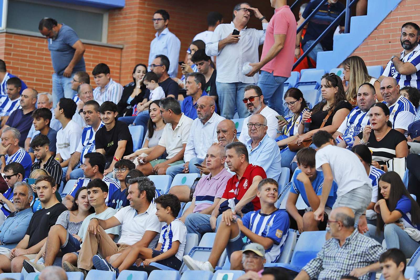 Imágenes del ambiente en el Recreativo de Huelva y Antequera CF