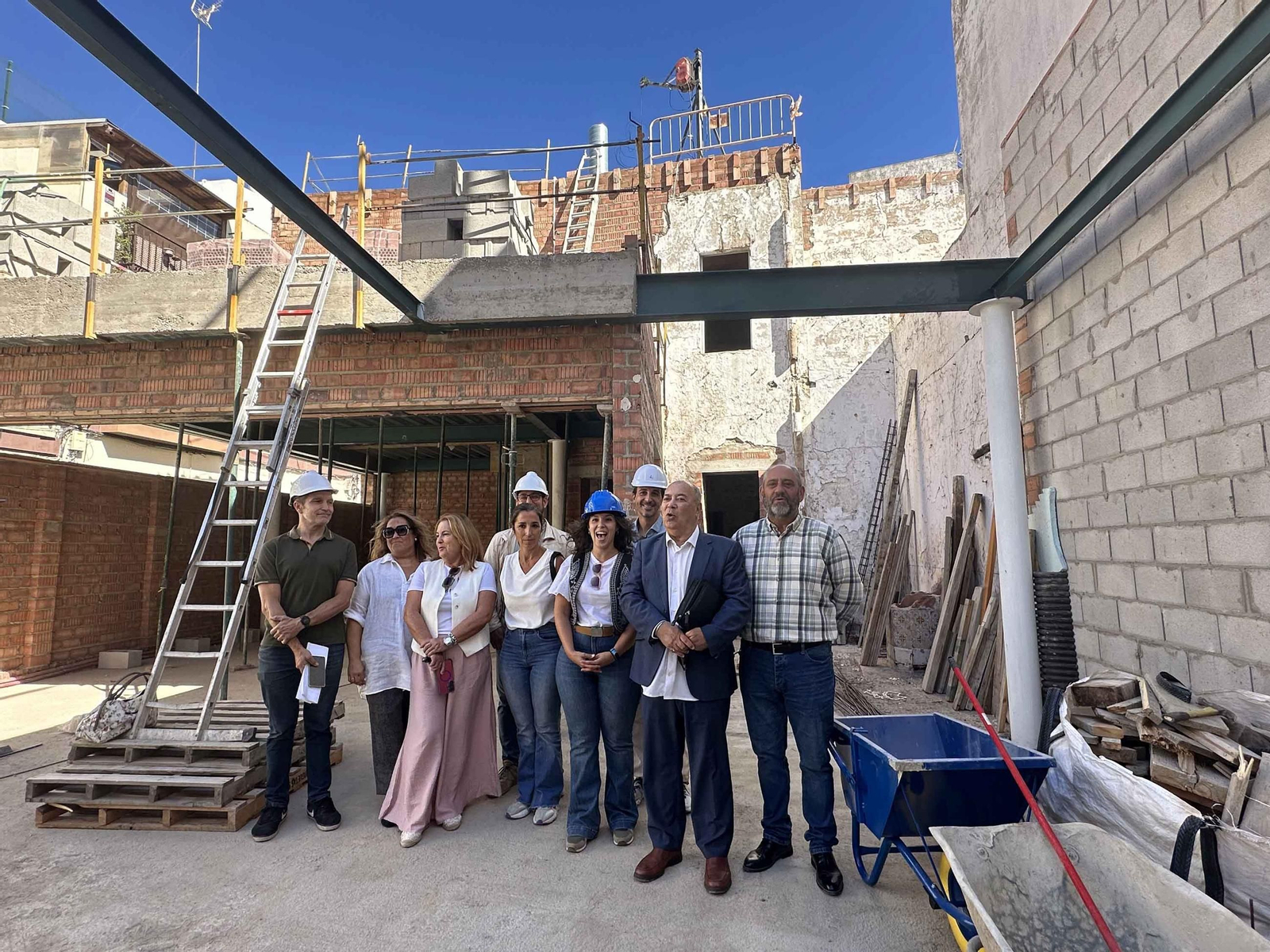 Asistentes a la visita en el patio del inmueble, este martes