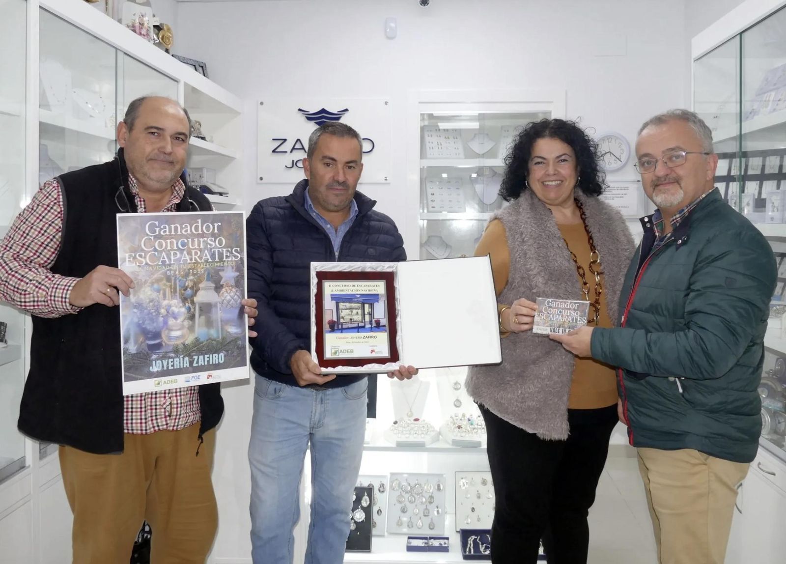 Entrega del premio al comercio ganador.