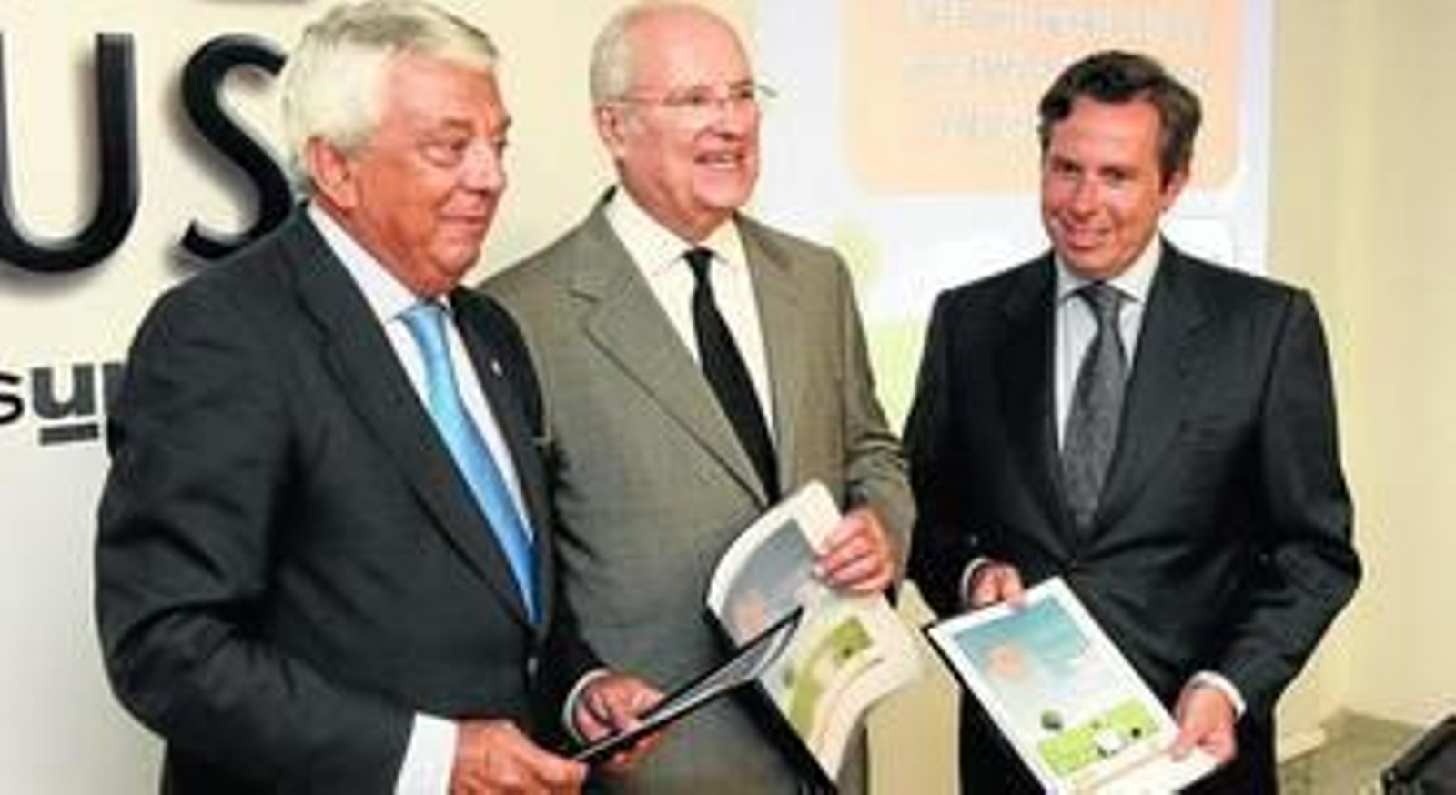 El presidente de la Cámara de Comercio, Francisco Herrero; el presidente de EUSA, Luis Uruñuela; y el gerente de la Cámara, Salvador Fernández.