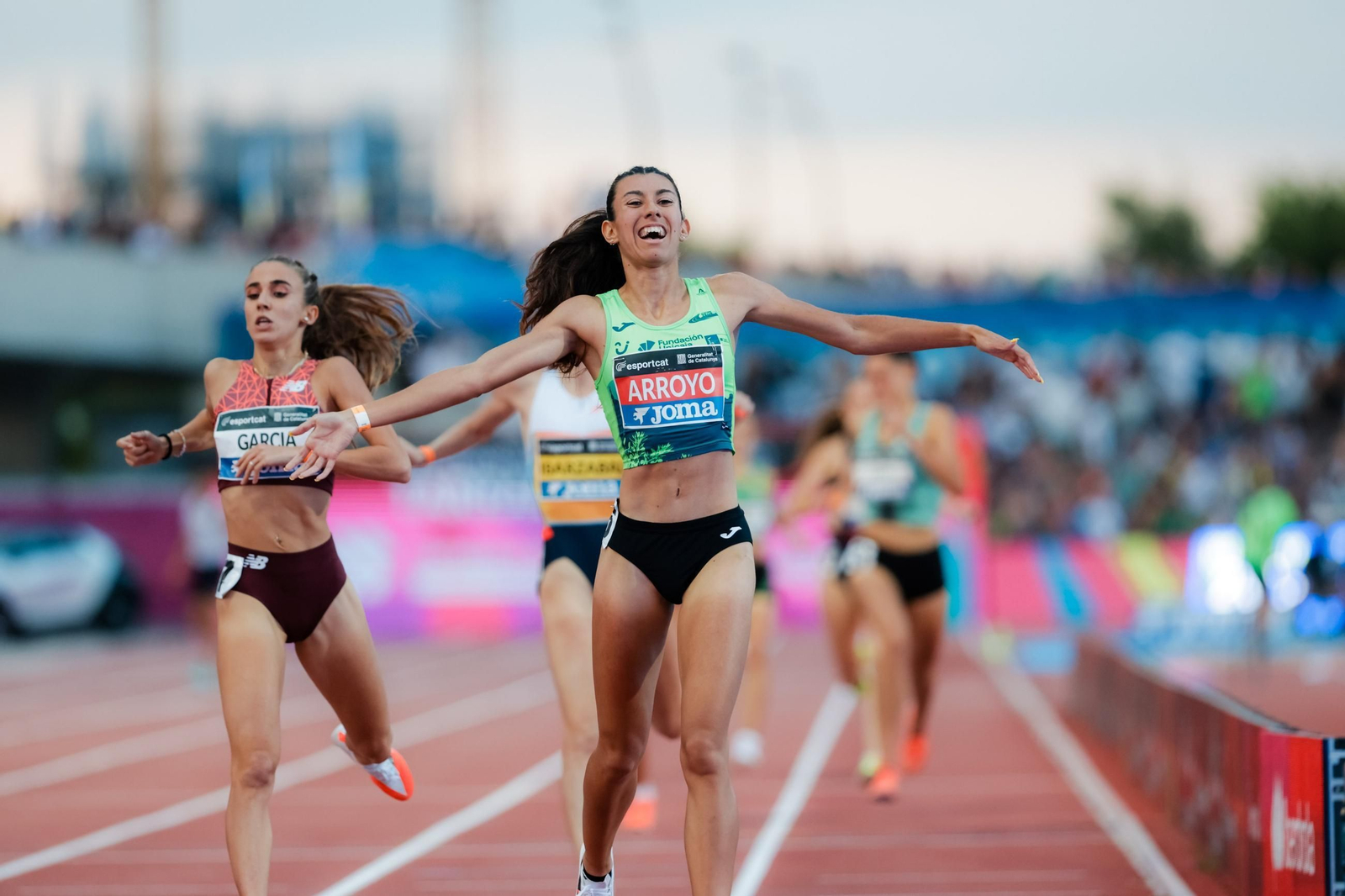 Rocío Arroyo entra victoriosa en línea de meta.