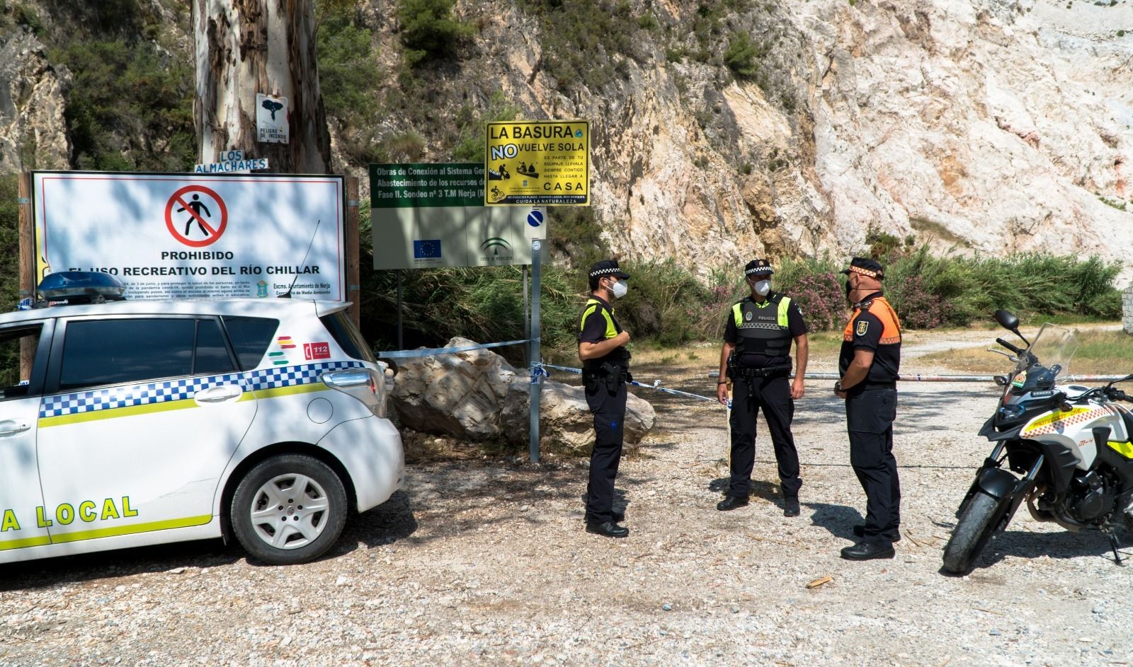 Efectivos de Protección Civil y de la Policía Local de Nerja en uno de los accesos al cauce.