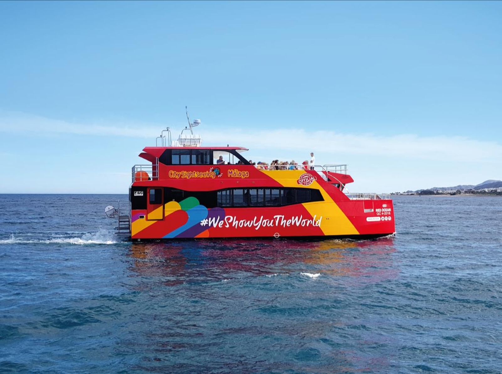Catamarán de City Sightseeing recorriendo la bahía
