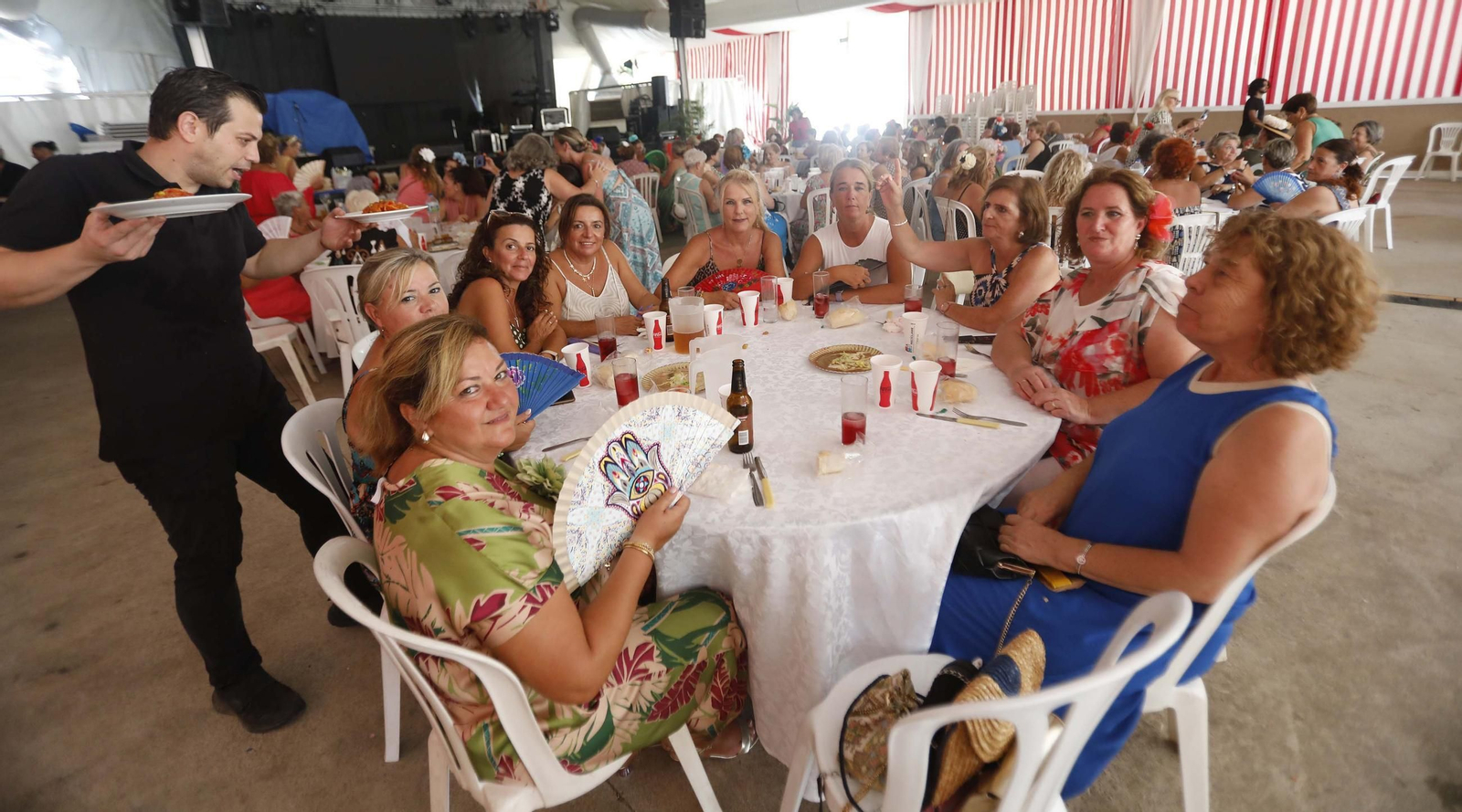 Las mujeres de San Roque disfrutan de su comida en la Feria Real