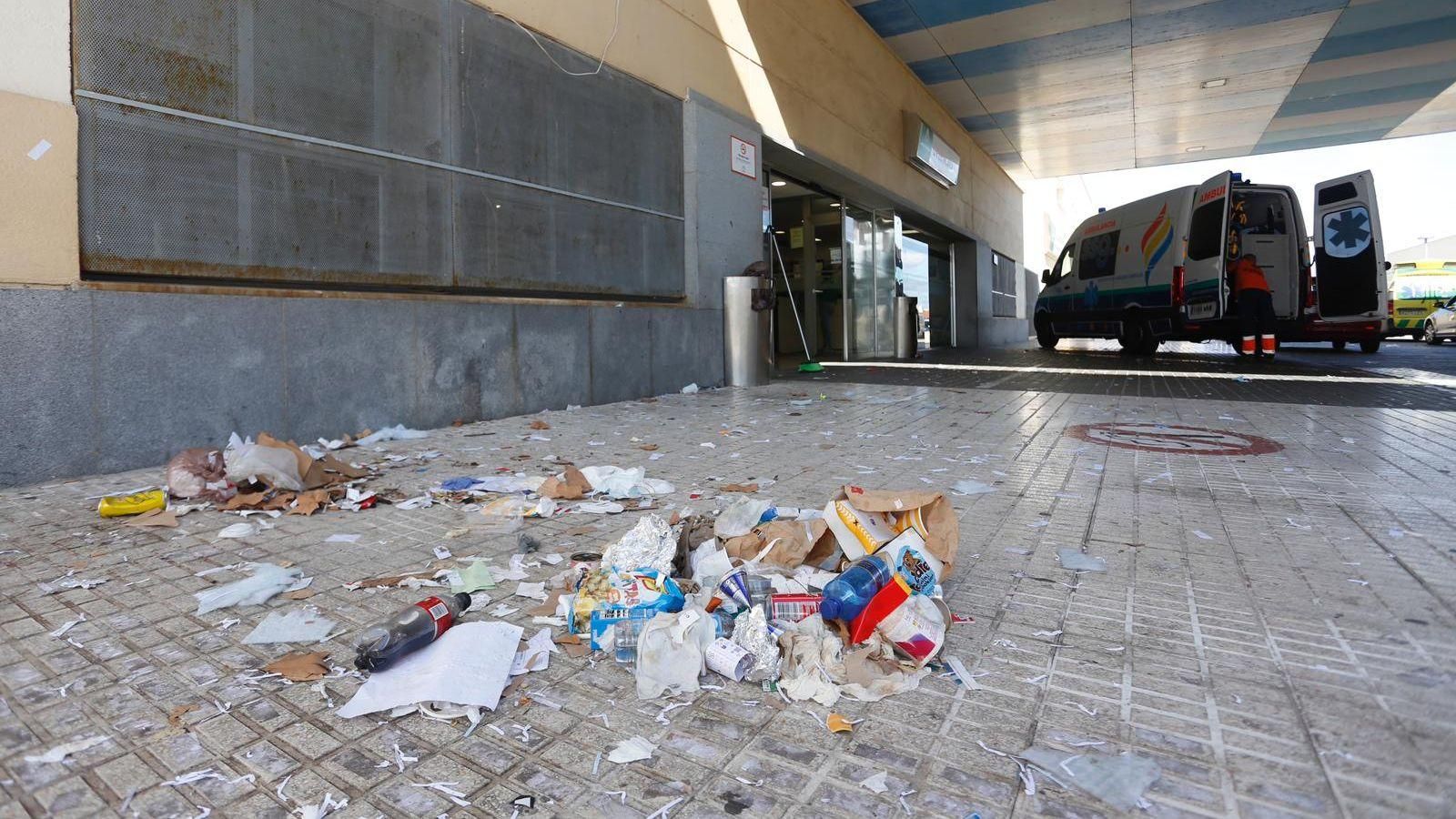 Basura en la entrada al Hospital Universitario Punta Europa de Algeciras.