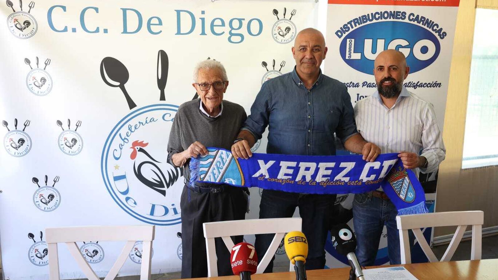 El nuevo técnico azulino posa con una bufanda azulina.