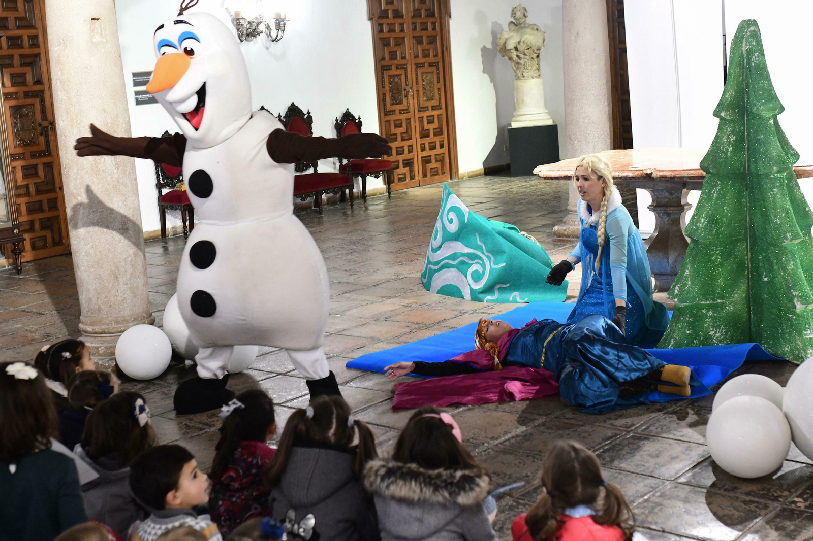 Olaf y Elsa intentan ayudar a Anna en el taller para niños de cuatro a seis años.
