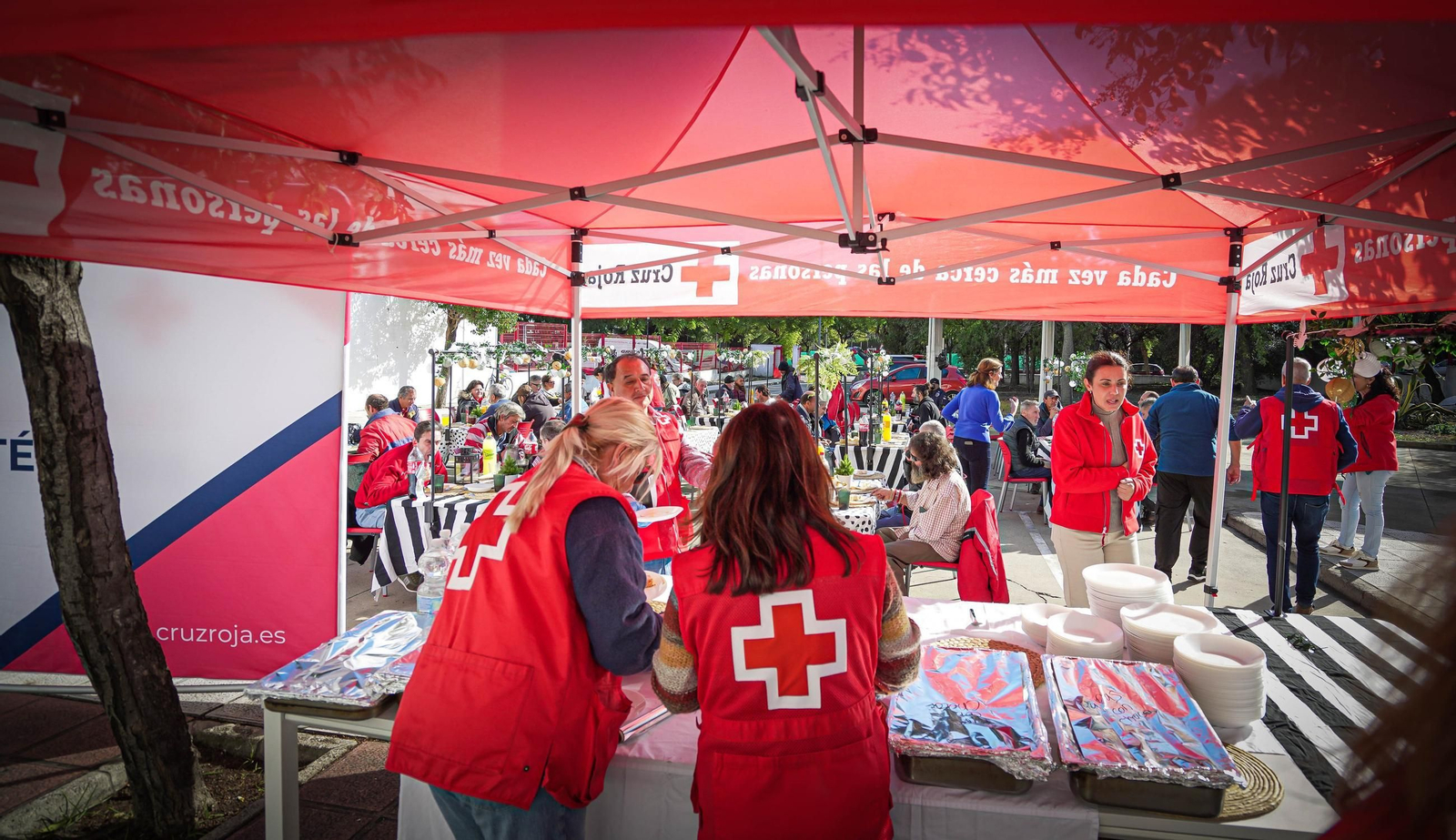 Imágenes del almuerzo navideño de Cruz Roja Jerez y Hacedores Cádiz para personas sin hogar