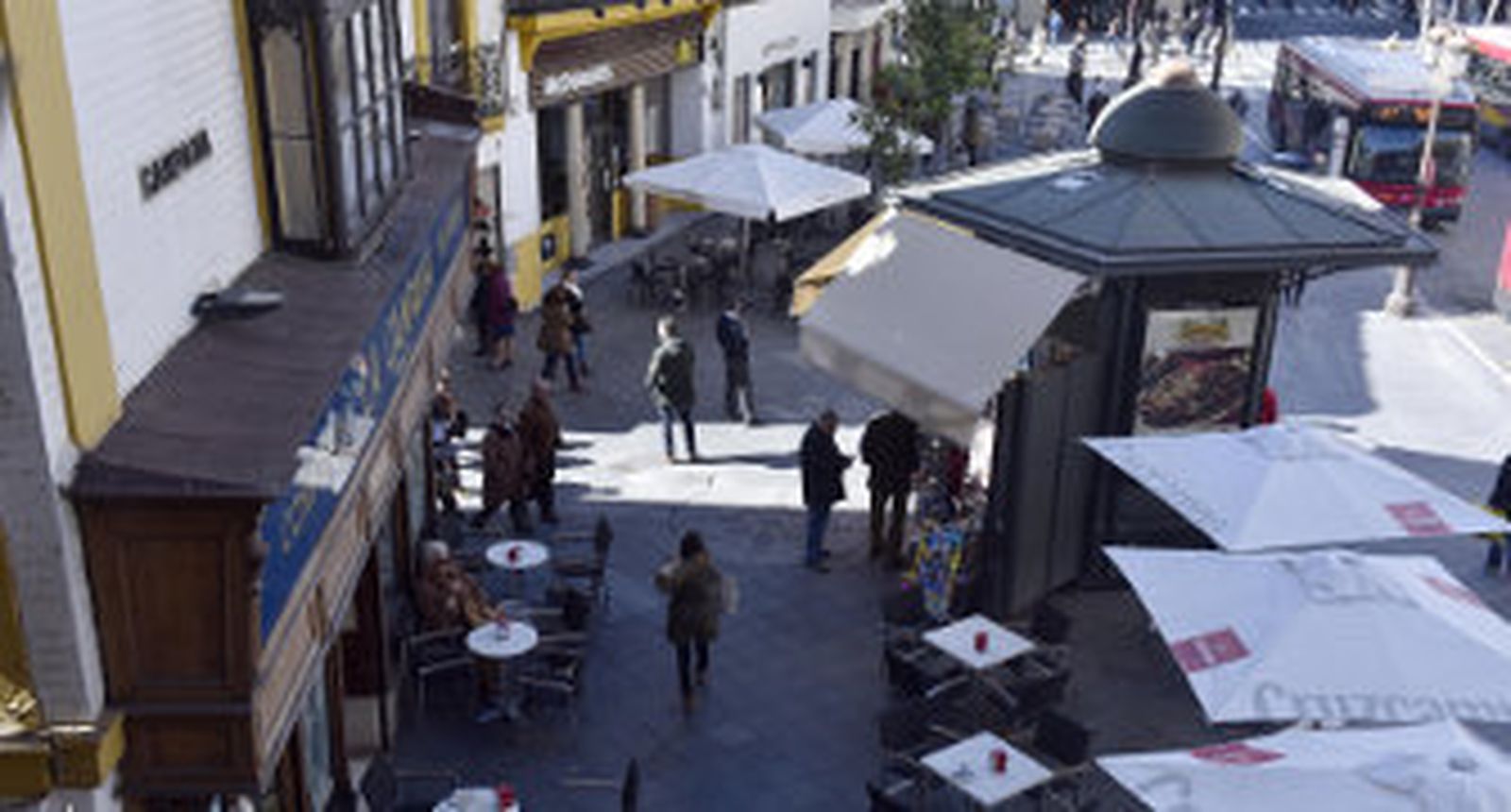 Vista aérea de la Plaza de la Campana, en la que se puede observar los veladores de la confitería La Campana, McDonalds y Burger King. / Juan Carlos Vázquez
