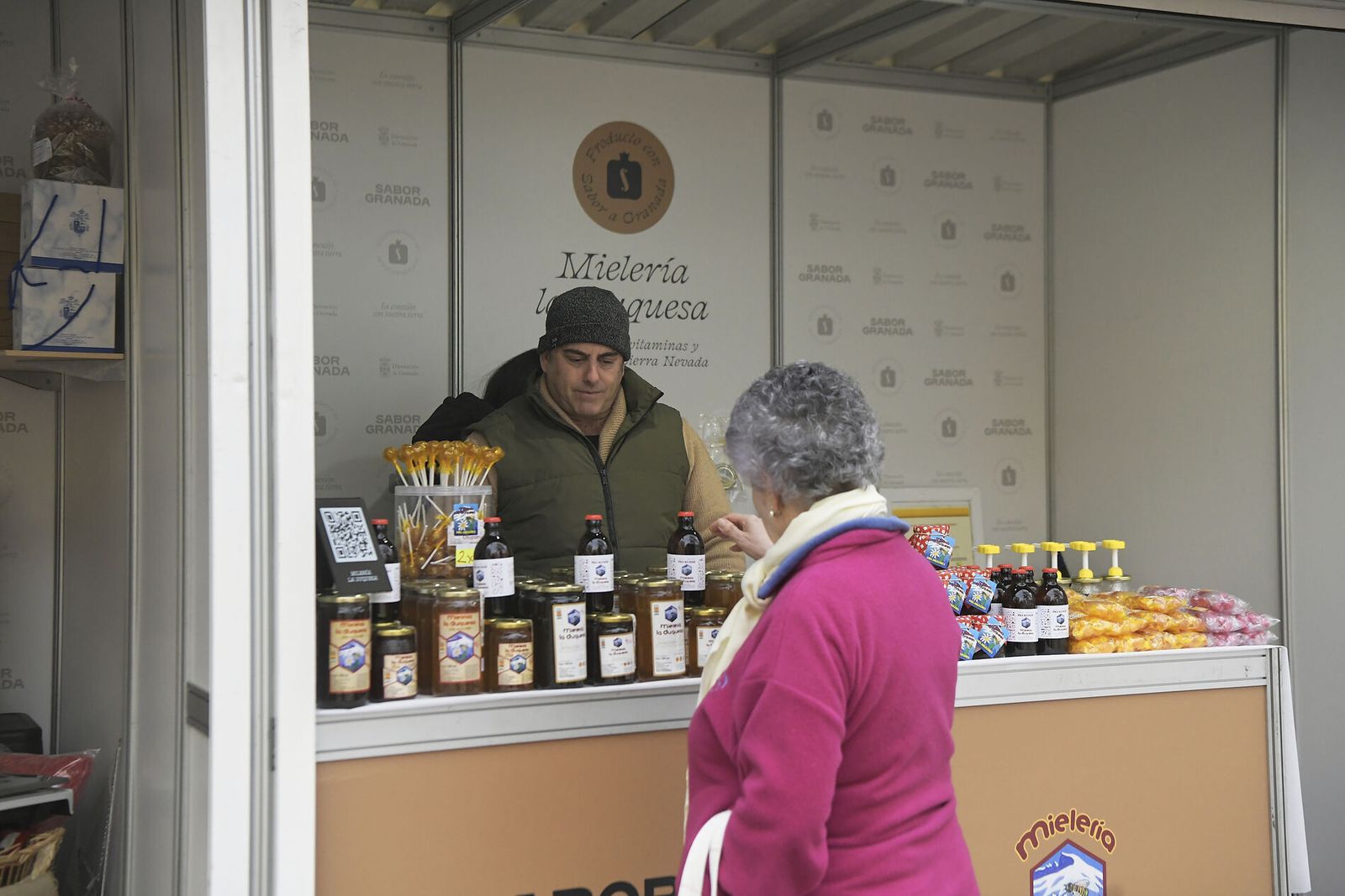 Una mujer compra en uno de los estand instalados en Humilladero.