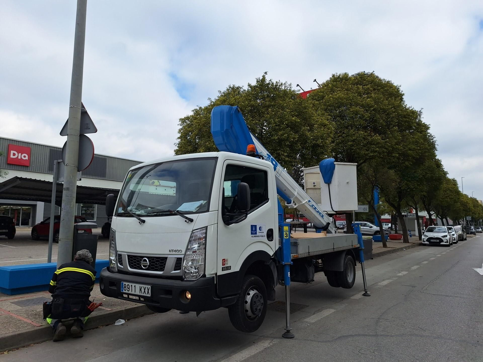 Un trabajador del alumbrado público, en la avenida de Europa.