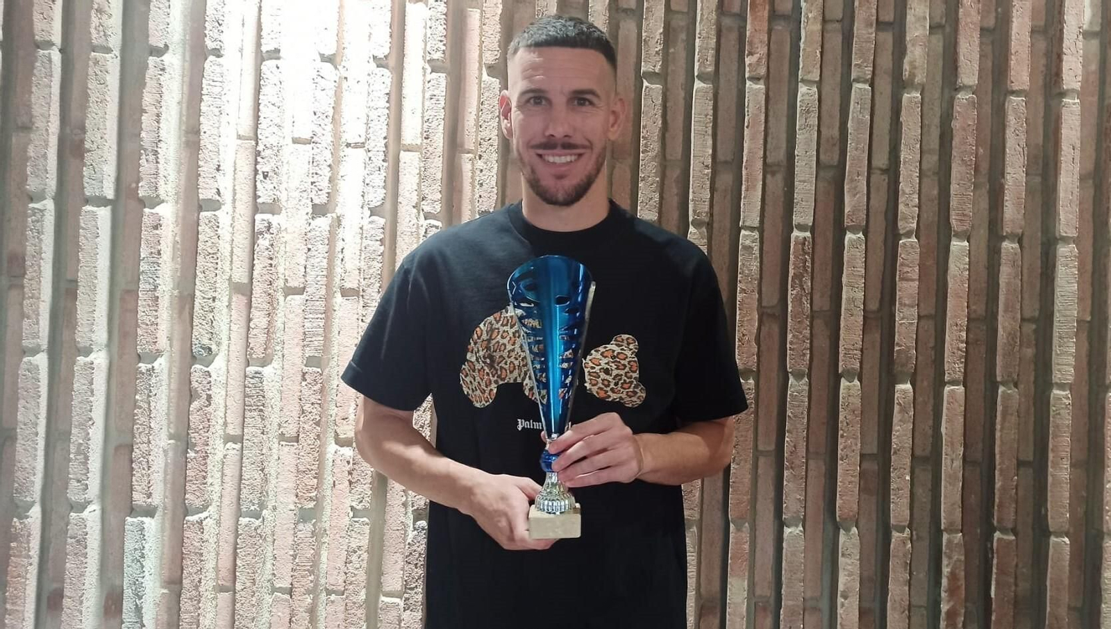 Álvaro Rey, con el trofeo de mejor jugador de la temporada pasada. Álvaro Rey, con el trofeo de mejor jugador de la temporada pasada.
