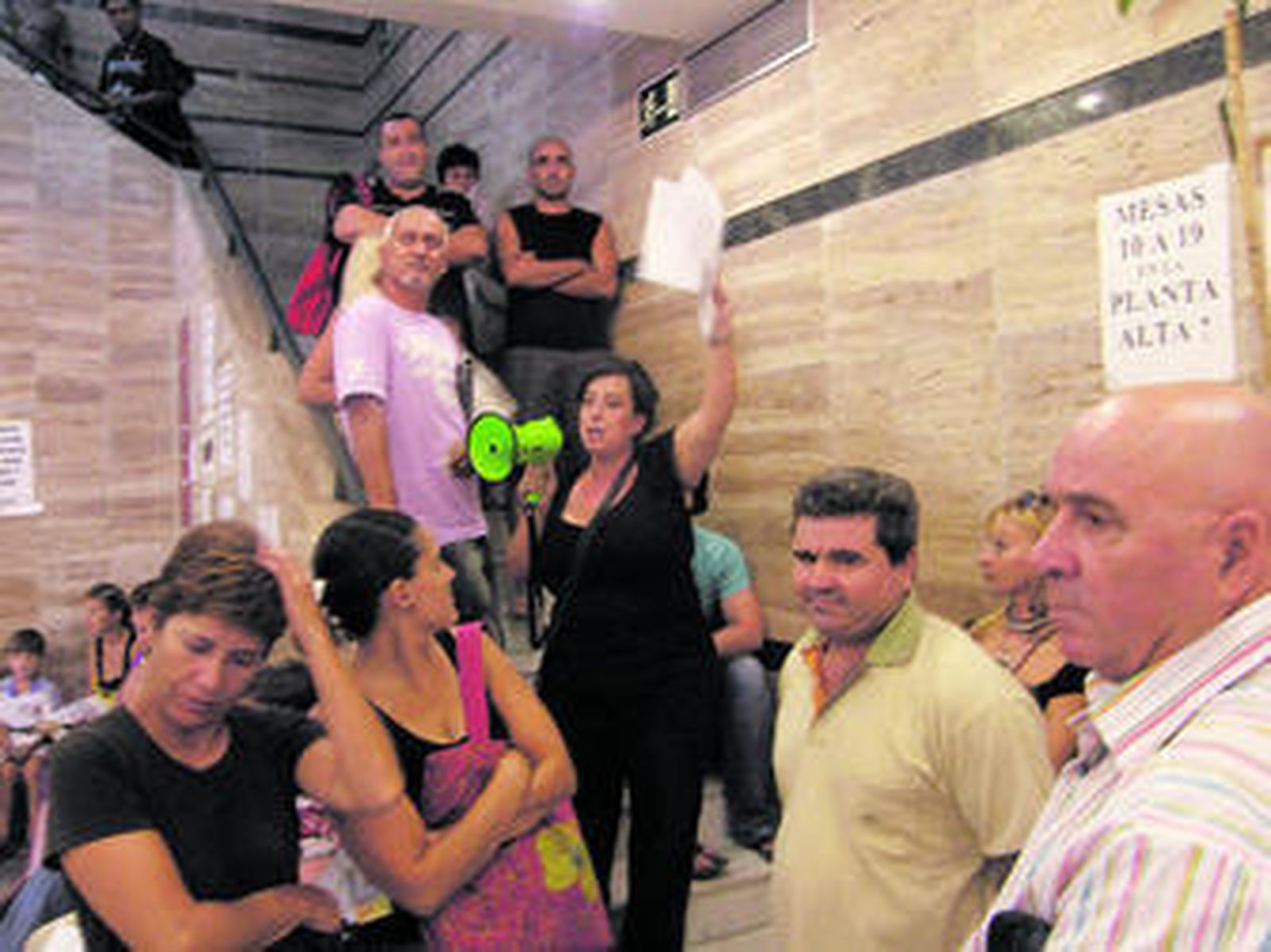 La Asociación de Parados de Poniente, en el momento del 'asalto'.