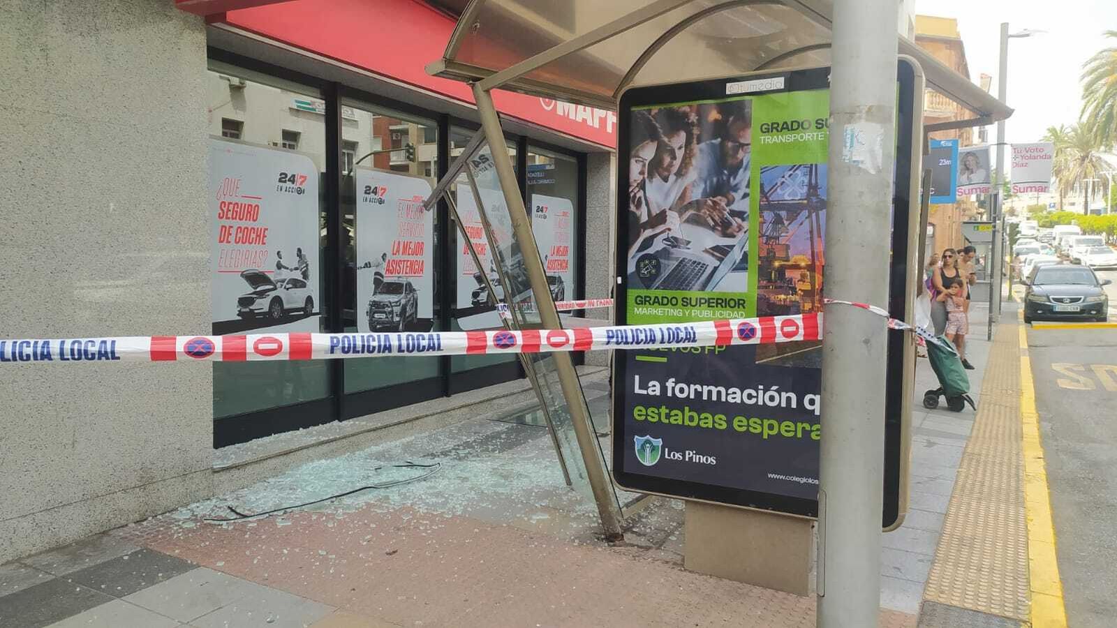 Marquesina rota por el impacto