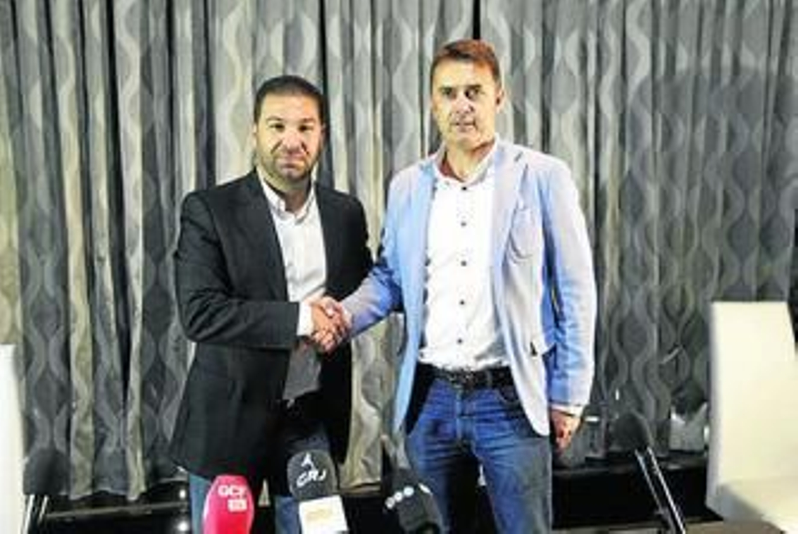 Cordero -director deportivo del Granada- estrecha la mano de Campos (d).