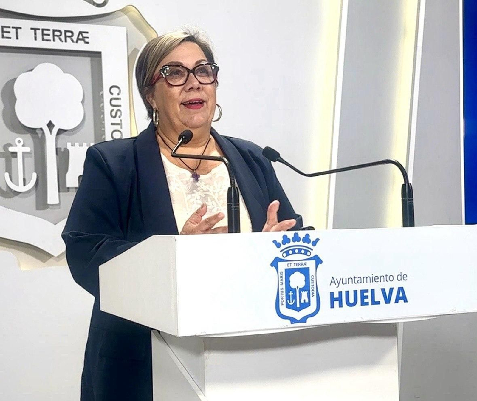 La portavoz de Con Andalucía, Mónica Rossi, en una rueda de participación.