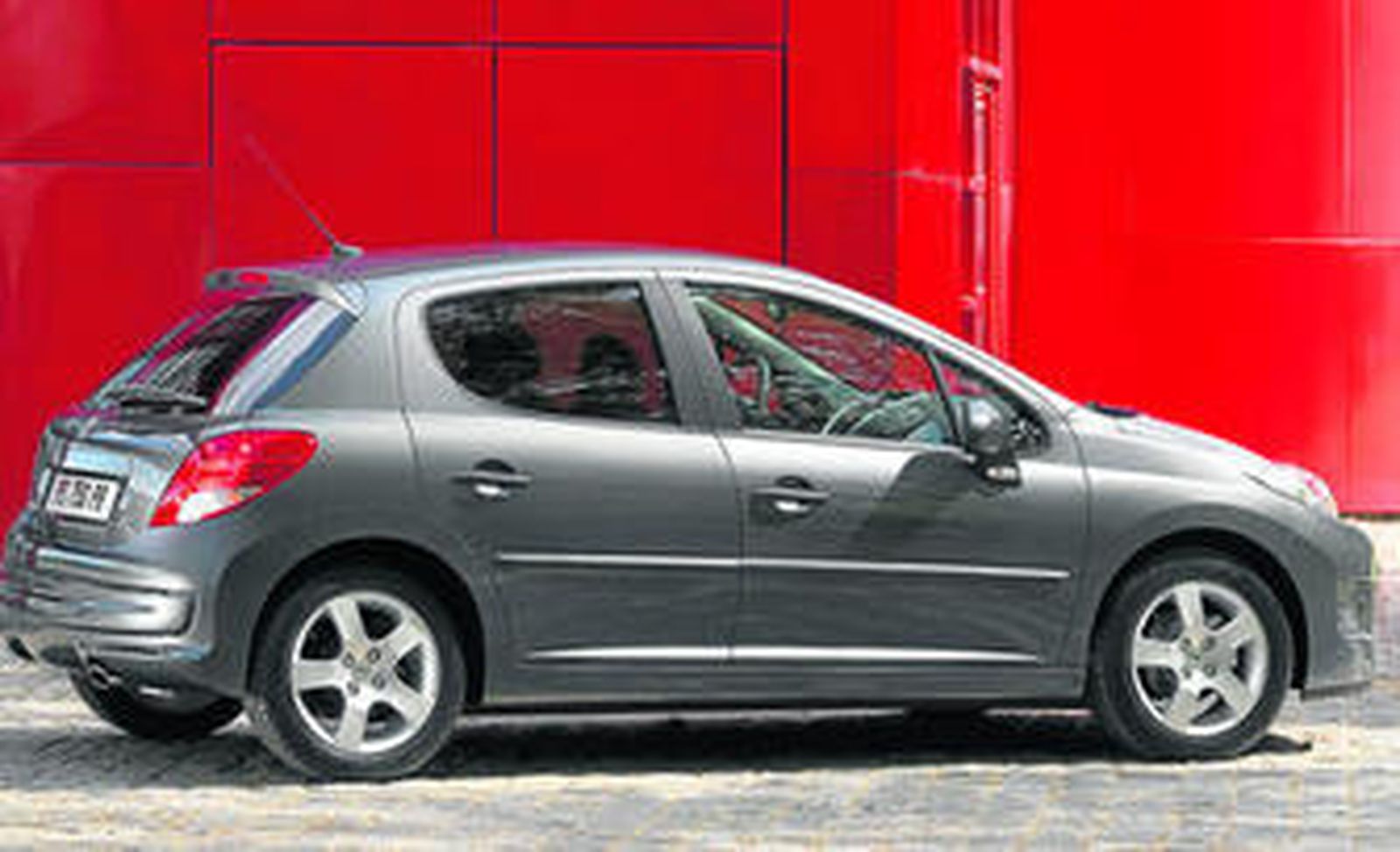 La familia 207 despliega todos sus argumentos: excelente seguridad activa, pasiva y terciaria y equipamientos tecnológicos e innovadores.