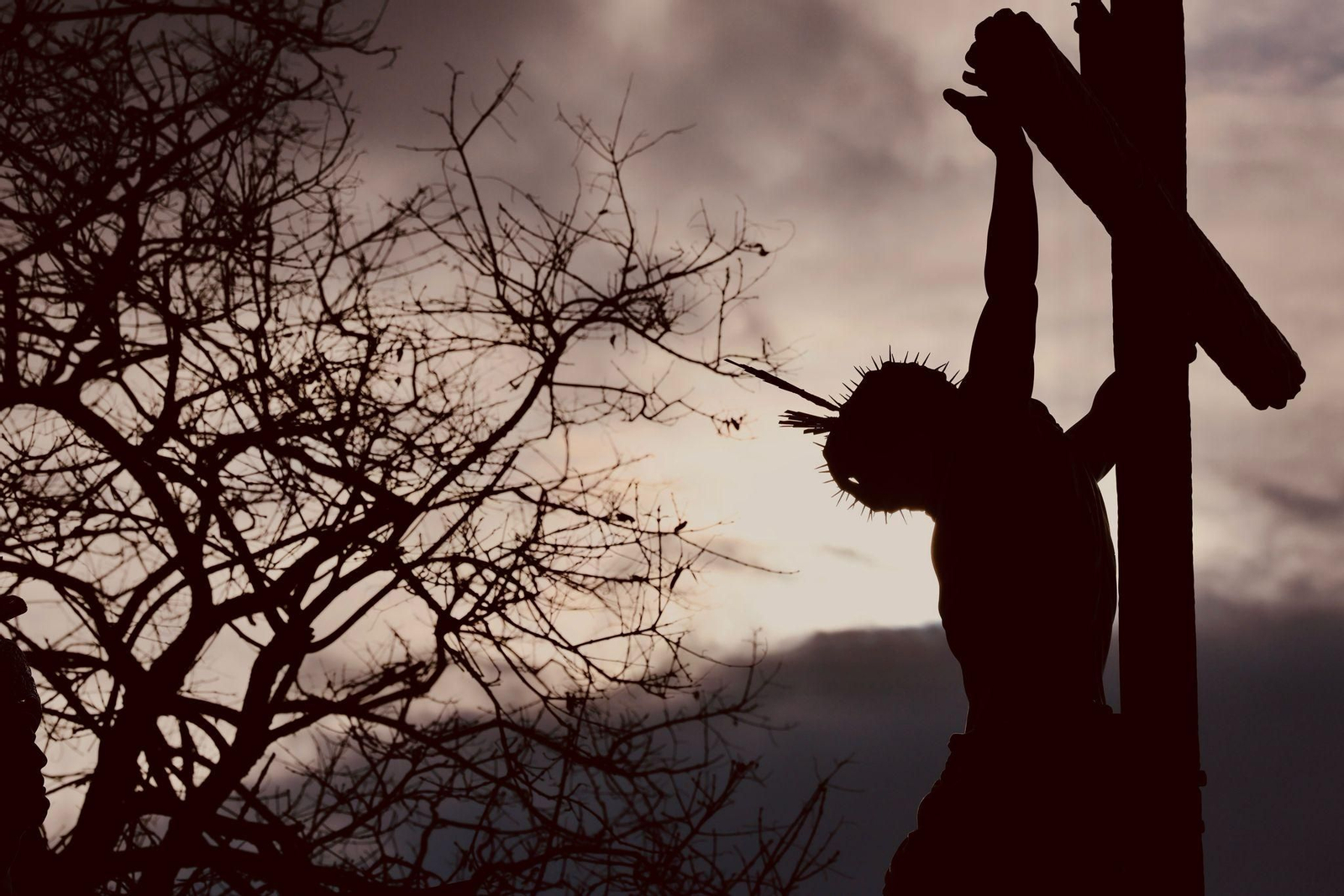 Imágenes de La Lanzada y la Virgen de los Dolores este Martes Santo en Huelva