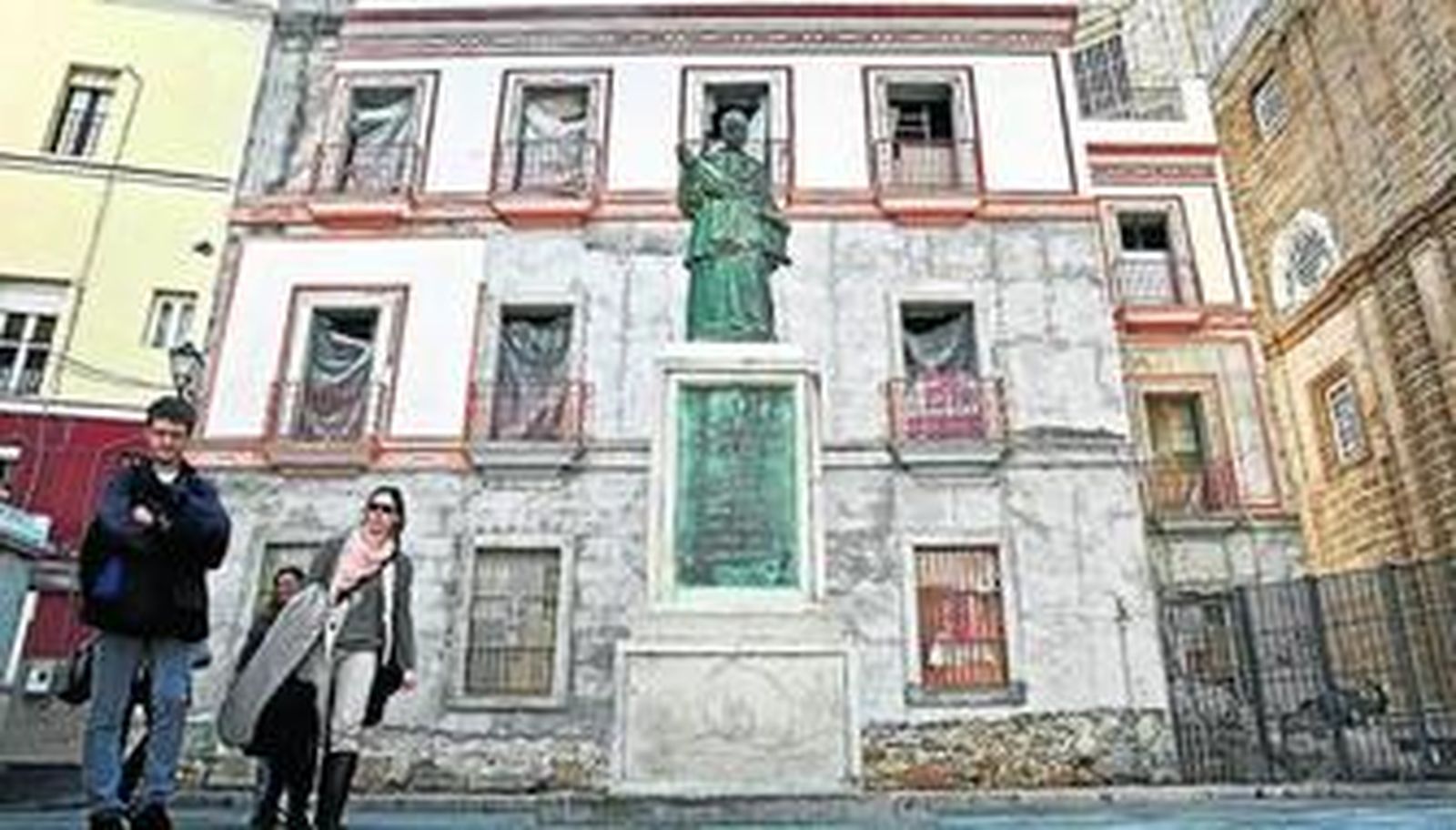 La fachada luce tal cual desde que se paralizaron las obras.