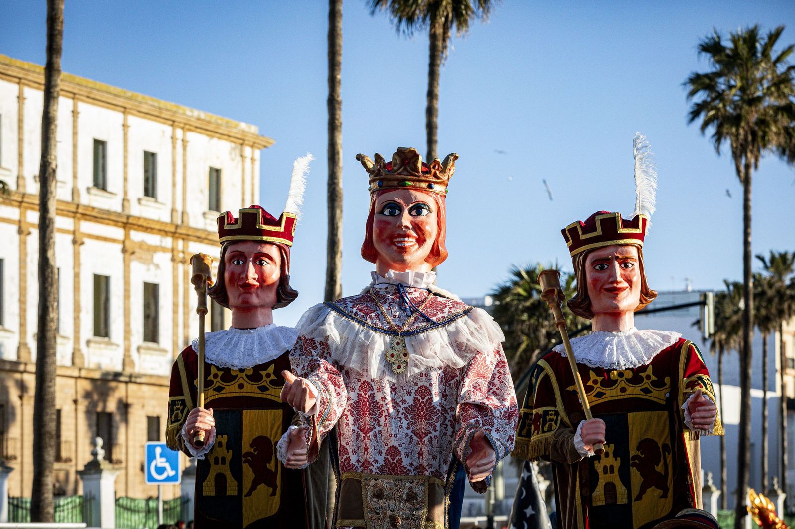 Las mejores imágenes de la Cabalgata del Humor del Carnaval de Cádiz 2026