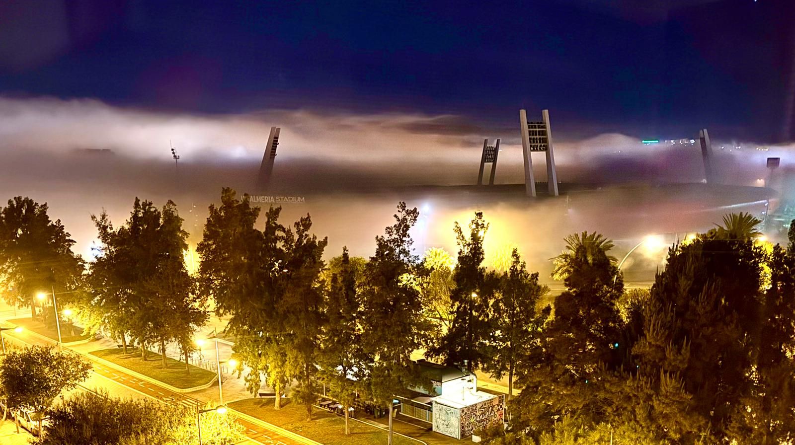 El UD Almería Stadium cubierto por la niebla