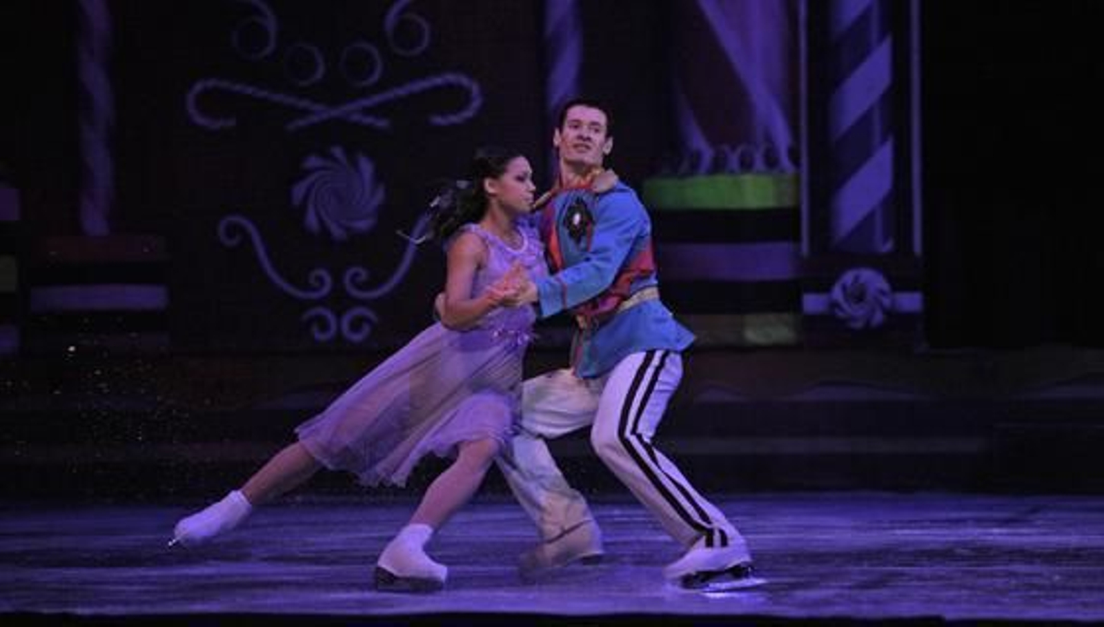 Imagen de 'El cascanueces' sobre el hielo en el Teatro de la Maestranza. / Antonio Pizarro