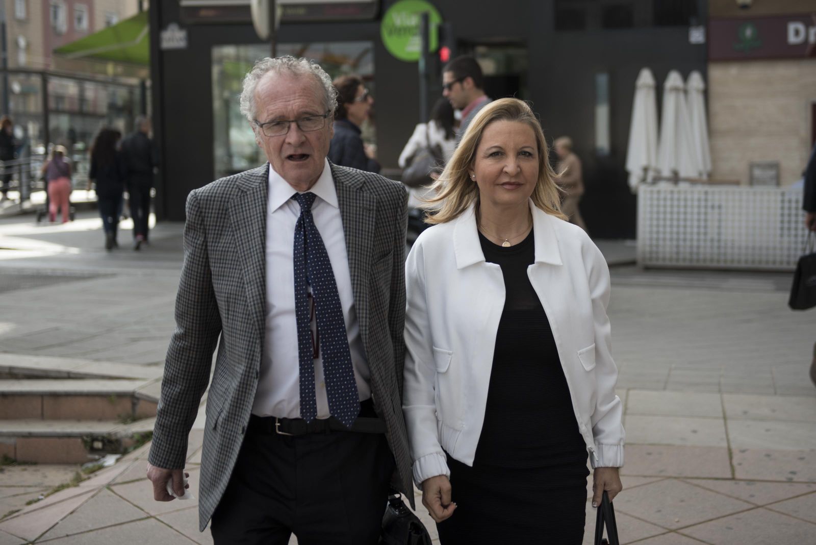 Victoria Chamorro y Fabio Barcelona, su abogado, antes de entrar a declarar ayer ante el juez instructor.