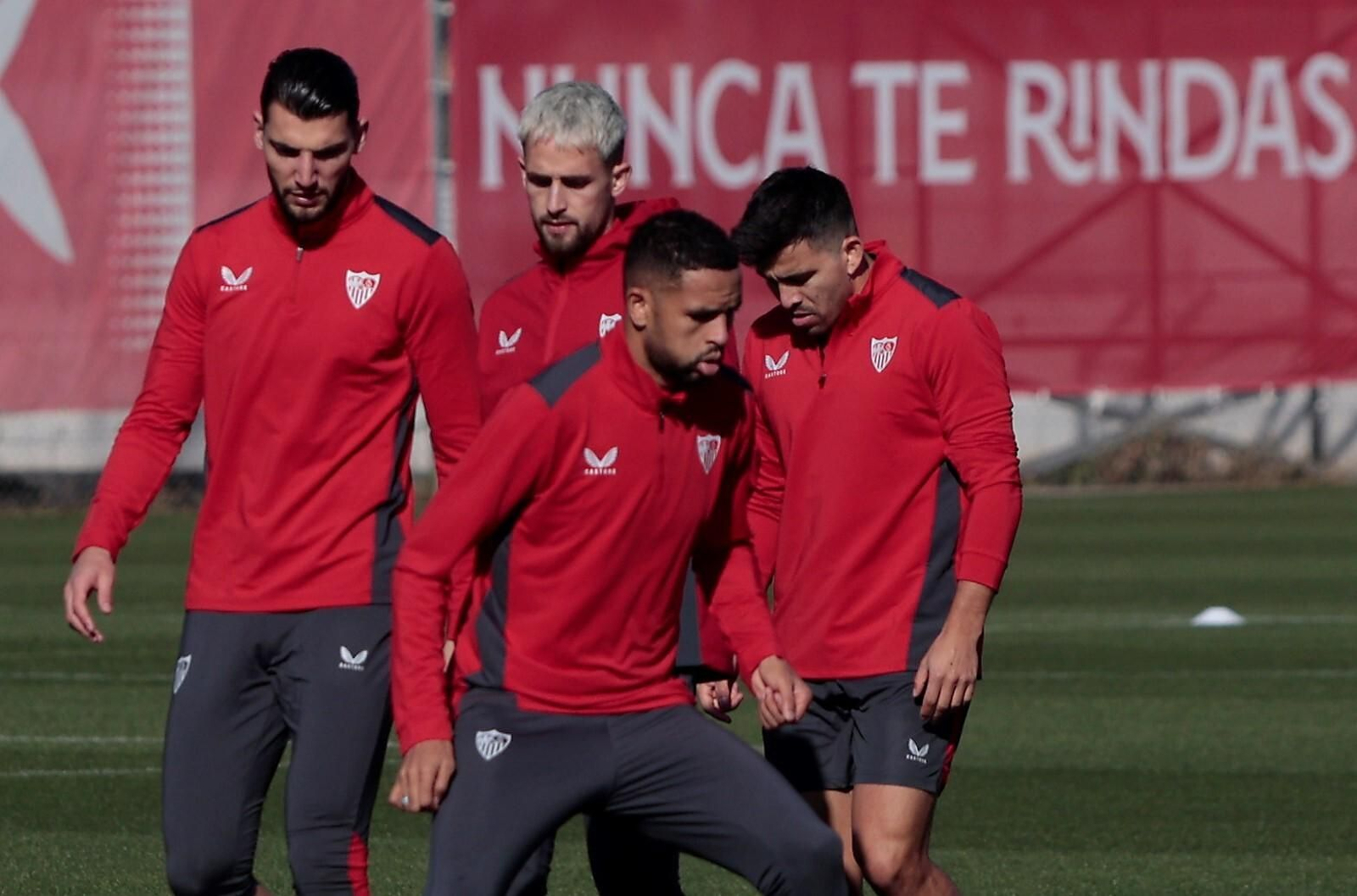 En-Nesyri, que regresa de África, los señalados Rafa Mir y Januzaj y Acuña.