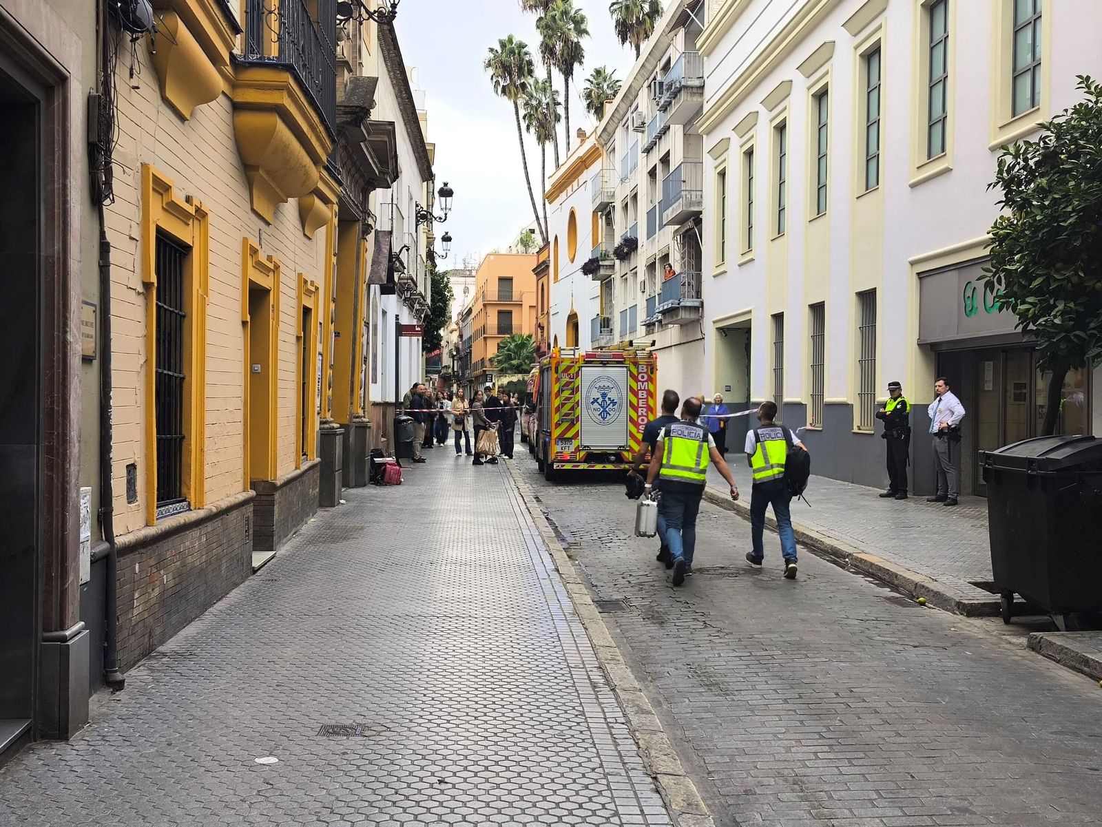Fotos del incendo en la iglesia de San Antonio Abad, sede de la hermandad del Silencio