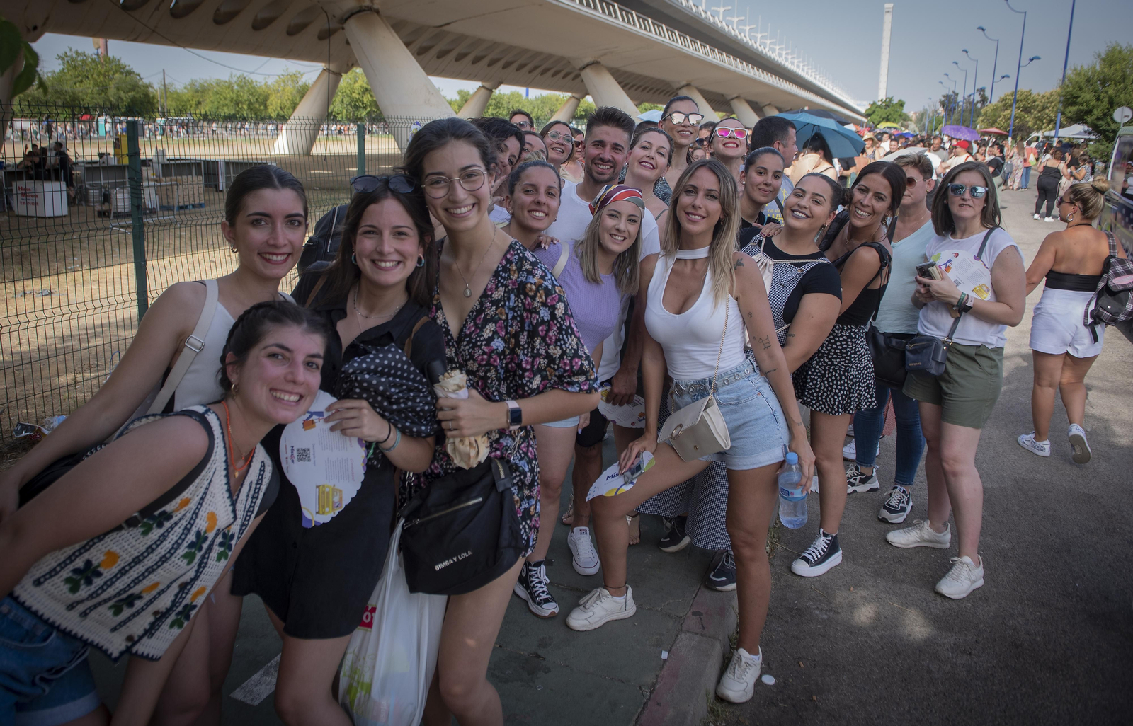 Calor y buen ambiente en la entrada del concierto de Manuel Carrasco