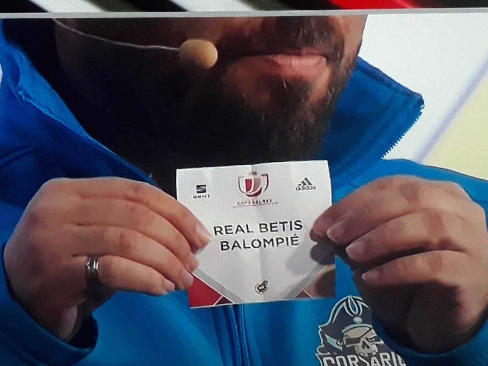 El aficionado de Ibiza enseña el nombre del Betis en el sorteo.