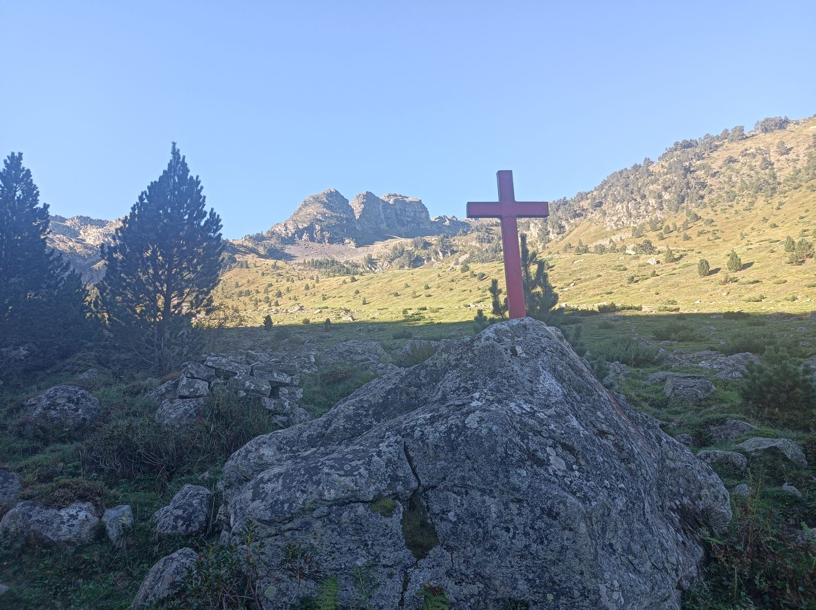 La subida más dura comienza a partir de esta cruz.