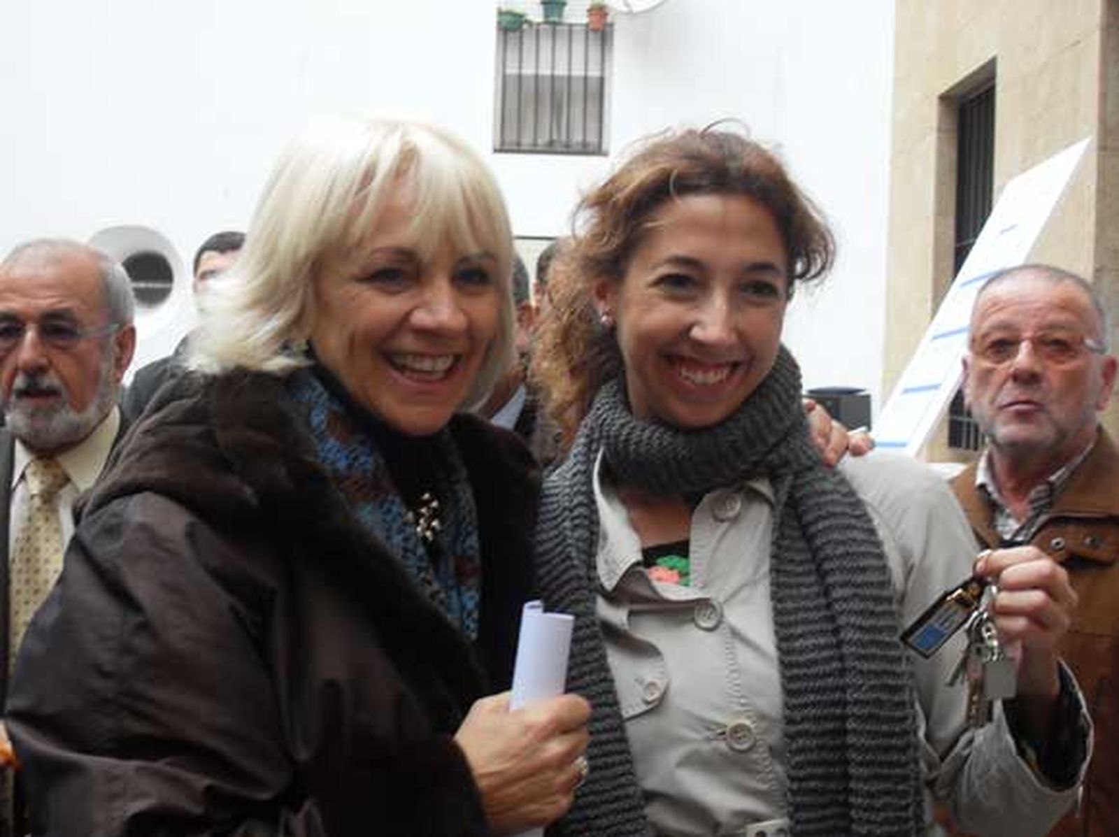 Una joven propietaria muestra feliz sus llaves junto a la alcaldesa, Teófila Martínez./Fotos: A.G.

Foto: A.G.