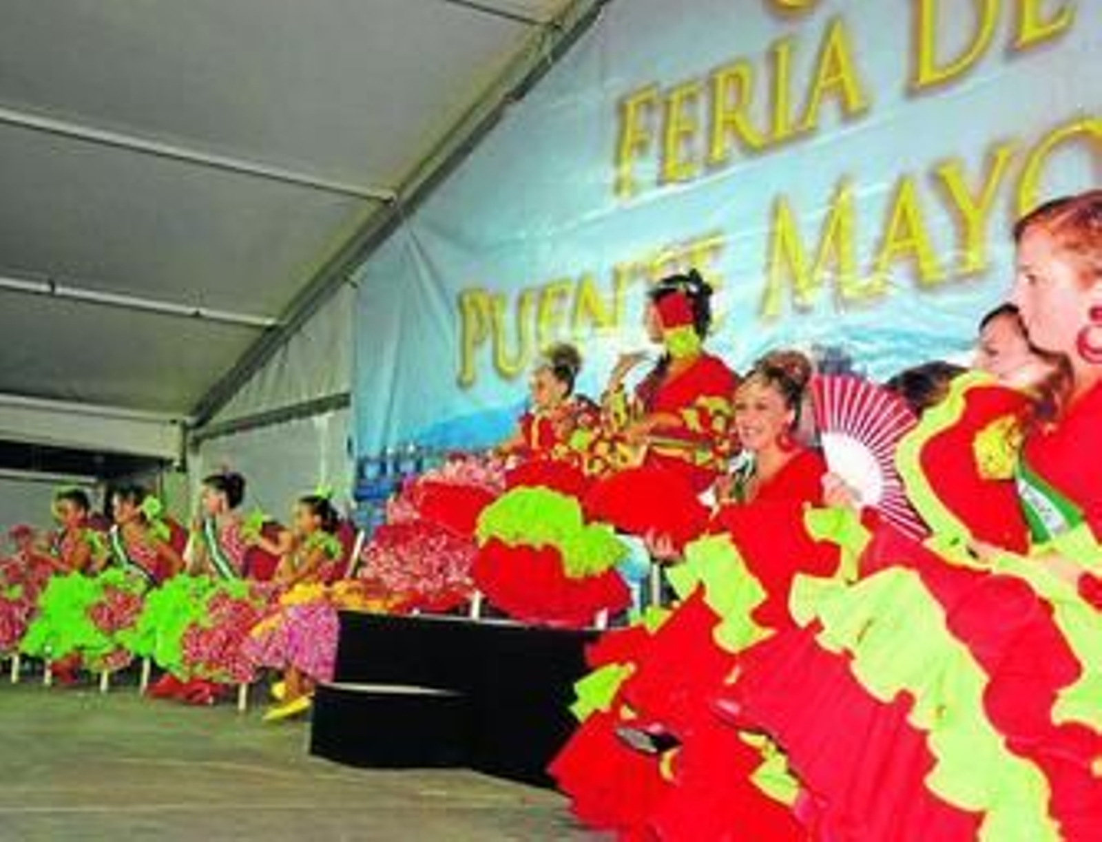Imagen de los cortejos juvenil e infantil, en Puente Mayorga.