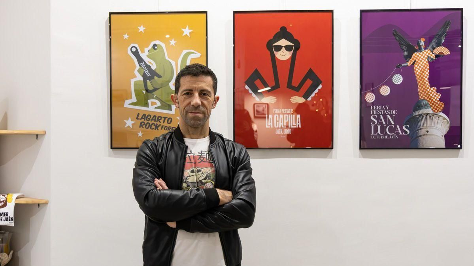 Juan Montoro 'El Creata' posa junto a sus creaciones en el Espacio de Arte Azur.