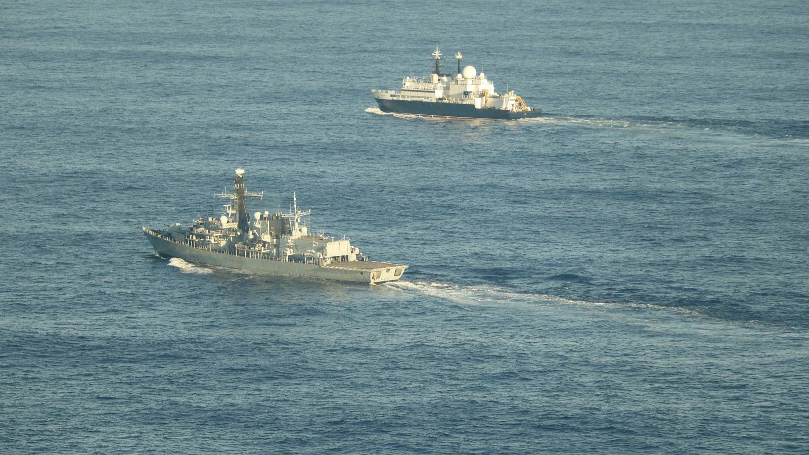 La Marina Real monitorea al buque espía 'Yantar' -al fondo de la imagen- mientras opera en aguas próximas al Reino Unido.
