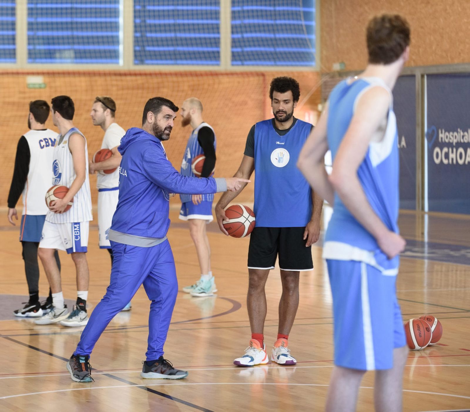 Rafa Piña da instrucciones a Devin Wright.