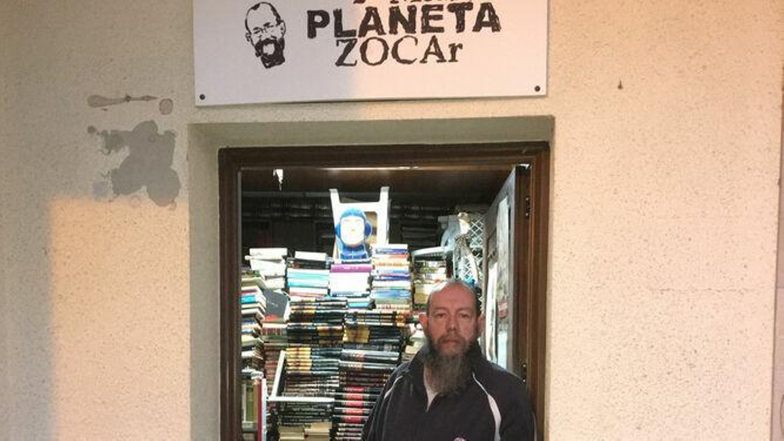 Florencio Ríos 'ZOCAr', conocido como Chencho, en la puerta de su librería. Florencio Ríos 'ZOCAr', conocido como Chencho, en la puerta de su librería.